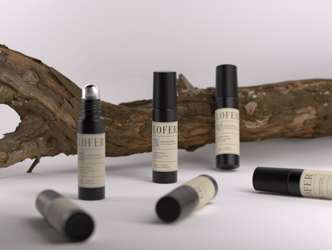 Découvrez les parfums roll-on de Lofer, en format de 10 ml. Conçus à Grasse, ces huiles de parfum concentrées garantissent une tenue longue durée, alliant sophistication et commodité